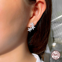 Großhandel Koreanischer Stil Bling Weiße CZ Zirkonia S925 Sterling Silber Cluster Blumenförmige Ohrstecker für Mädchen Alltägliches Tragen