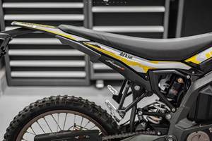 Le Vélo Tout-Terrain Électrique Surron Ultra Bee 2025 Offre une Autonomie de 120 km et une Vitesse Maximale de 90 km/h - Product Image 4