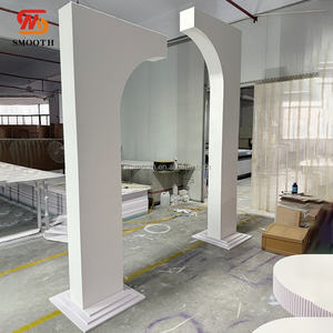 Arche de scène en PVC personnalisée SMOOTH pour événements, avec lustre et mur de fond, en forme de portail blanc - Product Image 4