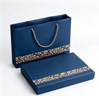 Boîte cadeau rigide de luxe avec sac en papier assorti, estampage floral doré, boîte d'emballage rigide personnalisée pour écharpe, châle, cadeau