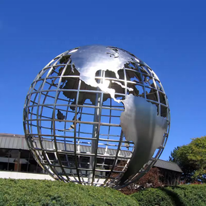 Sculpture de globe terrestre en acier inoxydable sur mesure, finition miroir polie à la main, objet de collection artistique, deux mains portant le poids du monde - Product Image 4