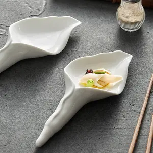 Nueva vajilla Irregular con forma de concha única, plato de cerámica blanco hecho a mano de 9 pulgadas, plato de caviar con salsa de mostaza