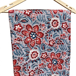 Tela de algodón gris premium con estampado a mano, sin coser, para trajes, con motivos florales tradicionales en rojo y azul. - Product Image 1