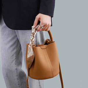 Bolso Tipo Cubo Minimalista Vintage de Cuero Granulado Impermeable con Correa Desmontable y Cierre Magnético para el Uso Diario - Product Image 3