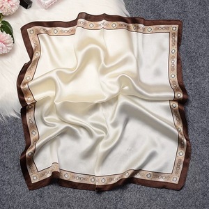 Sciarpa di Lusso per <span class=keywords><strong>Donna</strong></span> in Seta Sintetica Personalizzabile all'Ingrosso, Accessori con Stampa a Colori, Foulard Quadrato in Raso di Seta - Product Image 4