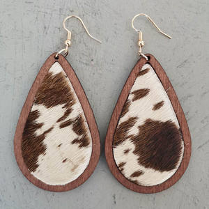 Pendientes de lágrima con estampado de leopardo Boho Chic de cuero vegano, joyería llamativa con textura de piel de vaca - Product Image 1