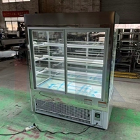 Koelvitrine voor gebak, op maat gemaakte bakkerij, vlakke glazen voorkant, anti-condens, gekoeld.