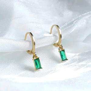 Boucles d'oreilles créoles plaquées or E2574 avec pierre précieuse verte taille émeraude sertie clos, style classique, boucles d'oreilles pendantes raffinées pour femme - Product Image 3