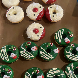 Adornos Navideños de Plástico con Forma de Donut, Color Verde, Incluye Gorro, Decoración Festiva con Cereza, Regalo para Crear un Ambiente Navideño - Product Image 6