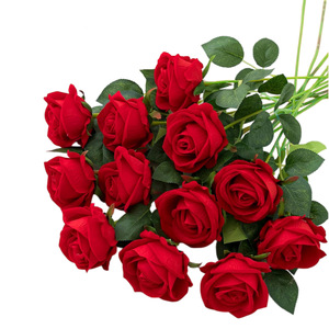 Per Uso di Emergenza: Composizione Floreale Artificiale a Cascata di Rose in Velluto Rosso, Regalo per San Valentino e Matrimoni - Product Image 5
