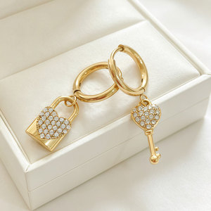 Pendientes de Moda Coreanos al por Mayor de Acero Inoxidable 316L con Baño de Oro PVD de 14k y 18k, Diseño Asimétrico con Zirconia y Cierre de Llave para Mujer - Product Image 5