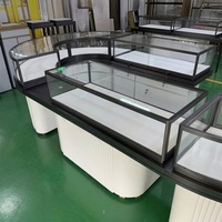 Vitrine d'îlot incurvée pour bijoux, panneau cannelé, cadre en métal noir, comptoir modulaire blanc pour montres, kiosque de centre commercial, armoire de boutique