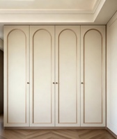 Armoire à panneaux moulurés de style français pour chambre à coucher