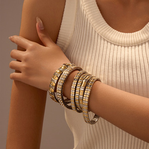 Brazalete elástico de dos tonos con circonitas incrustadas, de acero inoxidable, resistente al deslustre, estilo vintage, apilable, para parejas. - Product Image 1