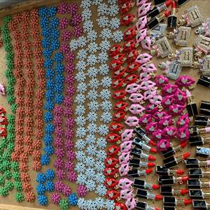 هدية عيد الحب: قلادة على شكل فم مزينة بالأحجار الكريمة والراين بتصميم عاطفي - Product Image 3