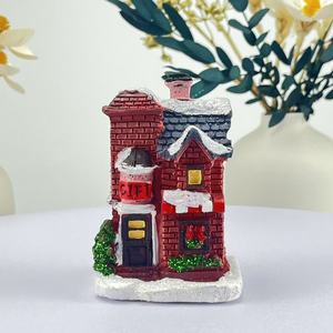 Miniatures décoratives de Noël en résine de haute qualité, maisons de village de Noël créatives faites à la main avec lumières LED en forme de château, nouveauté - Product Image 2