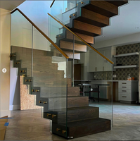 Escalier intérieur à poutres en acier en zigzag, design d'escalier droit contemporain