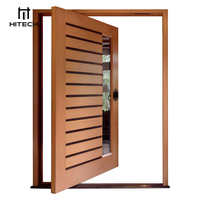 Conception moderne de l'entrée principale, portes pivotantes extérieures en bois massif insérées en verre pour maison