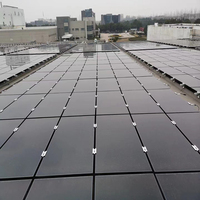 Nouveauté Système de montage de panneau solaire à couche mince Conception de pince intermédiaire sans cadre pour une installation facile des panneaux solaires