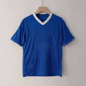 Camiseta de Fútbol Gris sin Estampado, Cuello Redondo, Corte Atlético, para Hombre, Diseño Personalizado para Equipos, Camiseta Deportiva de Alto Rendimiento - Product Image 3