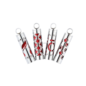Flacon de parfum en acier inoxydable et pendentif pour huile essentielle à porter sur un collier |   Conception creuse avec insert en éponge colorée - Product Image 1