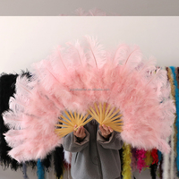 Éventails en plumes d'autruche teintes en rose pour mariage et fête nuptiale