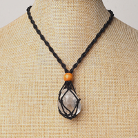 Collier pendentif en pierre brute dégringolée en cristal Collier réglable tissé à la main en filet Collier de pierres précieuses Chakra irrégulier