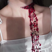 Collier ras du cou néo-gothique rouge à pampilles perlées en résine acrylique et lucite, accessoire de bijoux pour femme, idéal pour les fêtes et le cosplay, fabriqué en Chine