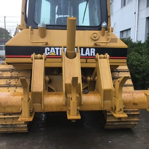 Bulldozer sur chenilles Caterpillar jaune, équipement de construction lourd - Product Image 1