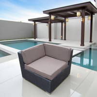 Ensemble de canapé d'extérieur en rotin noir | Table en verre en forme de L, coussin blanc/beige avec poufs cachés | Utilisation du stockage sur la terrasse au bord de la piscine