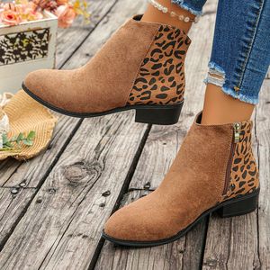 Bottines en daim à imprimé léopard pour femmes, style bout pointu, fermeture éclair latérale, talon épais, en stock - Product Image 4