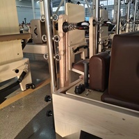 Machine de Pilates Reformer en érable massif pour studio et entraînement à domicile avec système de résistance réglable à demi-tournebille
