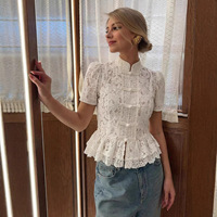 Chemisier blanc en dentelle à col montant pour femme, manches courtes, coupe ajustée, avec ourlet à volants, haut tendance