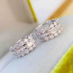 Splendidi Orecchini a Cerchio in Oro Bianco Massiccio 18K con Diamanti Taglio Brillante Rotondo, Incastonatura a Canale, Gioielli di Lusso da Donna per Matrimonio - Product Image 4