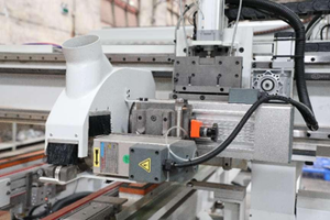 Machine à scier à quatre côtés de dalle de porte CNC pour <span class=keywords><strong>le</strong></span> travail du bois/portes/fabrication de meubles - Product Image 5