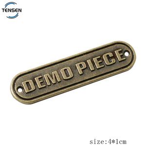 Diseño de moda Etiquetas de costura de prendas de vestir Latón antiguo Letra en relieve Metal Abaya Etiqueta de 2 agujeros para traje de baño - Product Image 2