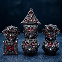 Ensemble de 7 dés de jeu polyédriques en métal creux, fabriqués en usine, motif motif de jeu de cartes rouge canon antique, à coupes nettes, pour DND RPG