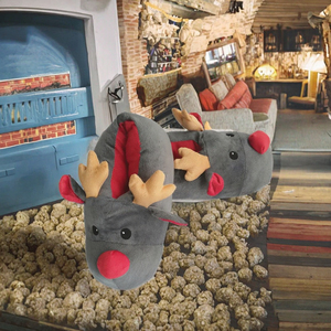 Chaussons d'intérieur en peluche pour femmes et hommes, design mignon de rennes de Noël, antidérapants, pour l'hiver et l'automne, en coton. - Product Image 3