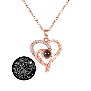 Collier tendance en cuivre avec projection « <span class=keywords><strong>Je</strong></span> <span class=keywords><strong>t</strong></span>'<span class=keywords><strong>aime</strong></span> » en 100 langues, idéal pour la fête des Mères - Vente en gros - Product Image 1