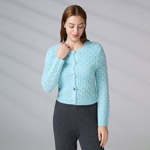 Pull personnalisé avec logo, tricot ajouré bleu clair d'hiver, col rond, boutonné, pull court en tricot pour femmes, cardigan - Product Image 4