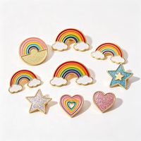 Venta al por mayor del fabricante: Pines de solapa de metal esmaltados 3D con diseño de arcoíris y estilo de dibujos animados, insignias de metal personalizables con diseño de nube.