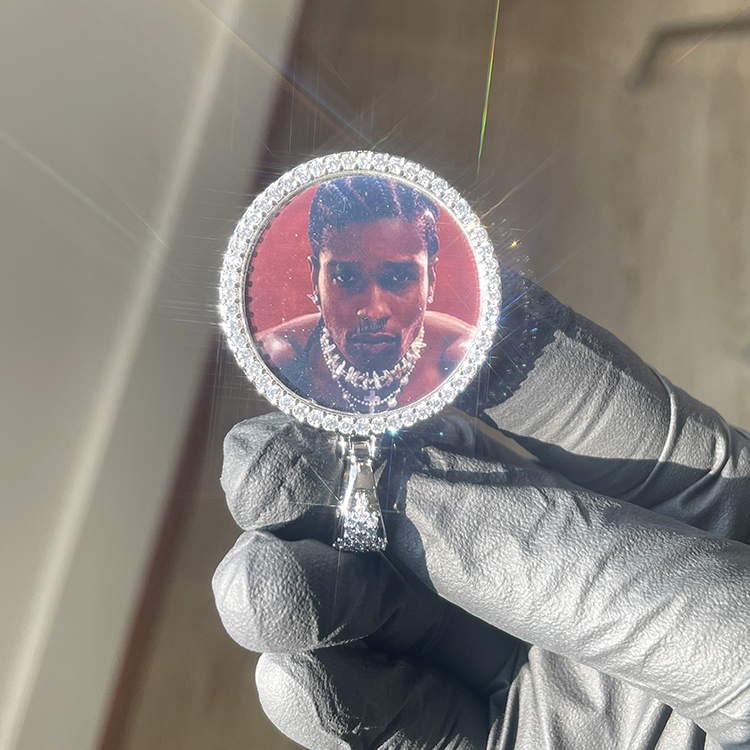 picture pendant with bimonds around it white gold