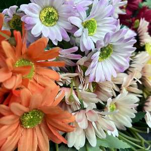 Bouquet de 15 têtes de marguerites artificielles en soie pour décoration de maison, hôtel, arche de salle de mariage et fleurs d'extérieur pour projets d'aménagement - Product Image 3