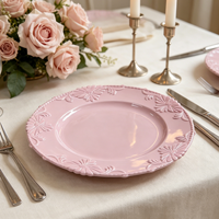 Assiettes de présentation dorées élégantes Wojia 13 pouces, motif floral en relief, bord perlé, en plastique thermolaqué pour mariage, hôtel, événementiel