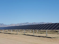Panneaux photovoltaïques bifaciaux noirs de qualité supérieure, prêts à être expédiés, OEM 580W, efficacité 23,4%, cadre en alliage d'aluminium anodisé, verre trempé à l'avant