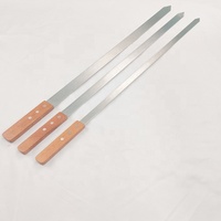 Brochettes de barbecue à kebab en acier inoxydable du fabricant Logo laser Outil plat à long bâton Manche en bois Brochette de kebab avantageuse et bon marché