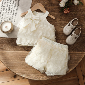 Completo Estivo 2026 per <span class=keywords><strong>Bambina</strong></span>: Top a Rete con Fiocco e Volant, Pantaloncini Tinta Unita, Due Pezzi - Product Image 1