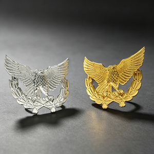 Broche en alliage de zinc, écusson métallique 3D gaufré Aigle Argenté Couronne de Laurier, vente en gros pour uniforme, costume, souvenir, décoration - Product Image 2