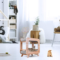Lit en bois de maison de chat avec la planche à gratter