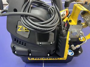 Pompe à clé dynamométrique hydraulique ENERPAC ZU4204BE-Q avec manomètre analogique classique, capacité de 1,0 gallon d'huile utilisable, 208-240V - Product Image 3
